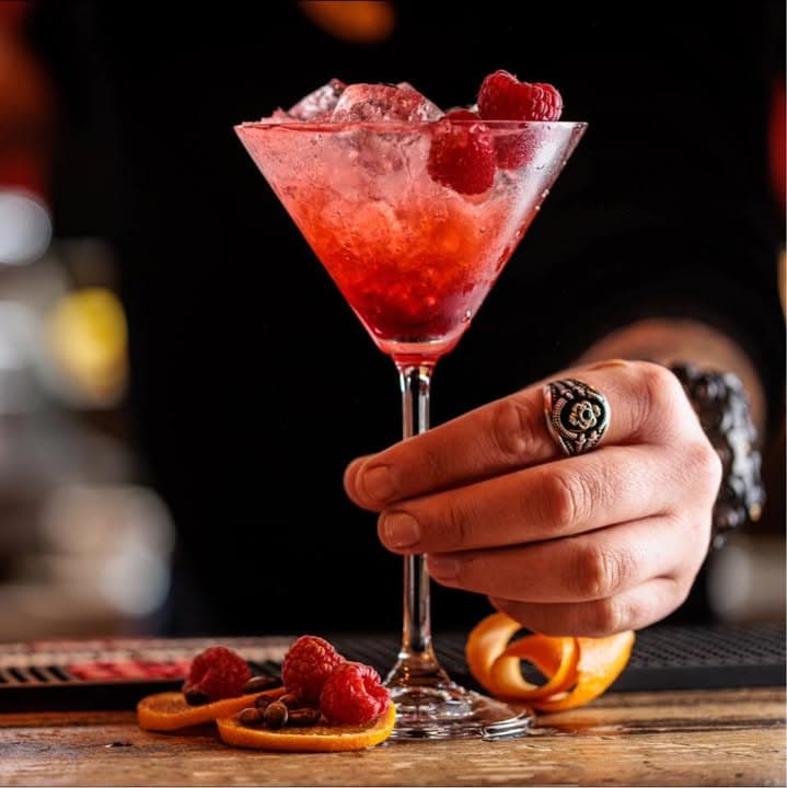 Cocktail colorat pregătit la barul Corner Factory